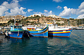 Traditionell bunt bemalte Fischerboote im Hafen, Mgarr, Gozo, Malta, Europa