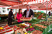 Fruit and vegetable stall at farmers market on Marktplatz market square, Erlangen, Franconia, Bavaria, Germany