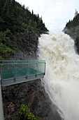 Aussichtsplattform bei den Ouiatchuan Falls, Val Jalbert, Provinz Quebec, Kanada