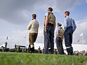Darsteller in RAF Uniformen aus dem Zweiten Weltkrieg, Goodwood Revival 2014, Rennsport, Autorennen, Classic Car, Goodwood, Chichester, Sussex, England, Großbritannien