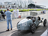 Bugatti Rennwagen in der Box, 72nd Members Meeting, Rennsport, Autorennen, Classic Car, Goodwood, Chichester, Sussex, England, Großbritannien