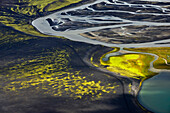 Luftbild (Aerial) von Mäandern des Glescherflusses Tungnaa durch eine Sanderfläche mit fluoreszierenden Moosen fließend, Veidivötn, Hochland, Südisland, Island, Europa