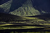 Vulkanisch dunklen Bergen überwachsen mit fluoreszierenden Moosen,  Veidivötn, Hochland, Südisland, Island, Europa