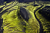 Luftbild (Aerial) von vulkanisch dunklen Bergen überwachsen mit fluoreszierenden Moosen,  Veidivötn, Hochland, Südisland, Island, Europa