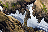 Luftbild (Aerial) von Schneefeldern in farbigen Rhyolith-Bergen, Geothermalgebiet Landmannalaugar, Laugarvegur, Hochland, Südisland, Island, Europa