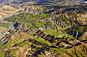 Luftbild (Aerial) von Flusstal des Gletscherflusses Tungnaa und farbige Rhyolith-Berge, Landmannalaugar, Hochland, Südisland, Island, Europa