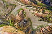 Luftbild (Aerial) von farbigen, vulkanischen Rhyolith-Bergen, Geothermalgebiet Landmannalaugar, Laugarvegur, Hochland, Südisland, Island, Europa