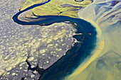 Luftbild (Aerial) von hier blau-gelbem Fluss Thjorsa und Flussinseln nahe Thykkvibaer, Südisland, Island, Europa
