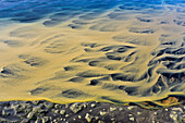 Luftbild (Aerial) von einer Piste an den farbenfrohen Mäandern des Glescherflusses Thjorsa auf der Lavaebene (Sander) Landeyarsandur, Atlantiküste, Südisland, Island, Europa