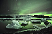 Polarlichter (Aurora Borealis) über Gletscherseen Breidarlon und Fjallsarlon mit Eisbergen, am Vatnajökull, Breiðamerkursandur zwischen dem Skaftafell-Nationalpark und Höfn, neben Fjallsarlon, Ostisland, Island, Europa