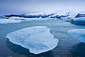 Gletschersee Jökulsarlon mit Eisbergen am Vatnajökull, Breiðamerkursandur zwischen dem Skaftafell-Nationalpark und Höfn, Ostisland, Island, Europa