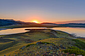 Sonnenaufgang über Steppen- und Berglandschaft, Salzsee Tuzköl, Tuzkol, Tien Shan, Tian Shan, Region Almaty, Kasachstan, Zentralasien, Asien