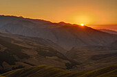 Sonnenuntergang über dem Assy Plateau, Region Almaty, Kasachstan, Zentralasien, Asien