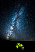 Zelten unter Sternenhimmel mit Milchstraße, Assy Plateau, Region, Almaty, Kasachstan, Zentralasien, Asien