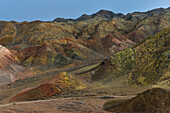 Piste durch vielfarbige Berge im Scharyn Canyon, Scharyn Nationalpark, Region Almaty, Kasachstan, Zentralasien, Asien