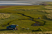 Wildes Camping mit Jeep und Zelten in der Steppe, Salzsee Tuzköl, Tuzkol, Tien Shan, Tian Shan, Region Almaty, Kasachstan, Zentralasien, Asien