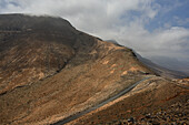 Auto am Aussichtspunkt Mirador de los Canarios mit Blicken auf Küstengebirge und Playa de Barlovento, Halbinsel Jandia, Parque Natural de Jandia, Fuerteventura, Kanaren, Kanarische Inseln, Spanien