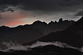 Sonnenuntergang über dem Naranjo de Bulnes mit El Urriello vom Mirador del Pozo de la Oración, Cabrales Gebirge Parque Nacional de los Picos de Europa, Asturien, Asturias, Spanien