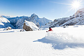 Skifahrer im Tiefschnee am Zugspitzplatt, im Hintergrund Reintal und Hochwanner, Oberbayern, Deutschland