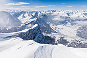 Blick vom Schneefernerkopf, Zugspitze, auf Ehrwald und Mieminger Gebirge, Ehrwald, Tirol, Österreich