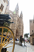 Pferdekutschen vor der Kathedrale La Seu, Palma de Mallorca, Mallorca, Balearen, Spanien, Europa