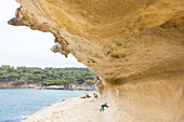 Junge, 4 Jahre, spielt mit Sand am Strand von Portals Vells, Felsskulptur, Mittelmeer, MR, bei Magaluf, Mallorca, Balearen, Spanien