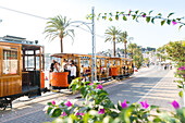 Roter Blitz, historische Straßenbahn verkehrt zwischen Port de Soller und Palma de Mallorca, Serra de Tramuntana, Endstation, Port de Soller, Tramuntana, Mallorca, Spanien