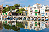 Strandpromenade mit Boote und Segelboote, Hafen, Mittelmeer, Urlaubsort, Portocolom, Mallorca, Balearen, Spanien, Europa
