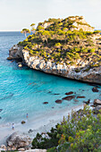 Traumbucht mit türkisblauen Meer, Calo des Moro, Urlauber, Tourist, Mittelmeer bei Santanyi, Mallorca, Balearen, Spanien, Europa