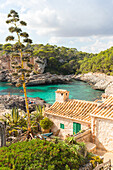 Kleines Haus in Bucht, Strand und Traumbucht mit türkisblauen Meer, Calo des Moro, Mittelmeer, bei Santanyi, Mallorca, Balearen, Spanien, Europa