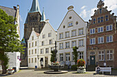 Häuser am Marktplatz und Kirche St. Laurentius in Warendorf , Münsterland , Nordrhein-Westfalen , Deutschland , Europa
