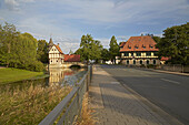 Torhaus mit Brücke über die Gräfte und historische Schloßmühle vom Wasserschloß Steinfurt , Steinfurt - Burgsteinfurt , Münsterland , Nordrhein-Westfalen , Deutschland , Europa