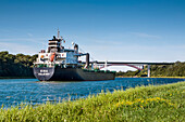 Frachtschiff auf dem Nord-Ostsee-Kanal bei Kiel, Ostsee, Schleswig-Holstein, Deutschland