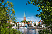Blick vom Malerwinkel über die Trave auf Altstadt und St. Petri, Hansestadt Lübeck, Ostsee, Schleswig-Holstein, Deutschland