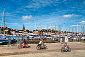 Blick über Promenade und Förde auf Altstadt, Flensburg, Flensburger Förde, Ostsee, Schleswig-Holstein, Deutschland