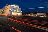 Lichtspuren von Fahrzeugen. RoRo Fähre Norröna der Fährgesellschaft Smyrilline im Hafen von Torshavn (Tórshavn), Färöer Inseln (Føroyar)