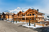 Häuser im modernen Alpenlook, Kitzbühel, Tirol, Österreich