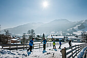 Skifahrer am Ende einer Abfahrt in Kitzbühel, Tirol, Österreich