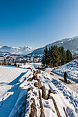 Blick auf Kitzbühel und das Bergpanorama, Tirol, Österreich