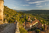 Moustiers-Sainte-Marie mit Kirche, Weg zur Kapelle Notre-Dame-de-Beauvoir, Dorf, Naturpark Verdon, Alpes-de-Haute-Provence, Provence, Frankreich