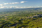 view to Bonnieux in the Luberon mountains, village, Valle du Calavon, Coulon valley, Luberon, natural park, Vaucluse, Provence, France, Europe