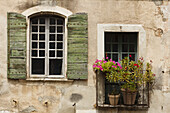 Frenster und Balkon mit Blumen, Saturnin-les-Apt, Dorf bei Apt, Luberon-Gebirge, Luberon, Naturpark, Vaucluse, Provence, Frankreich, Europa