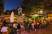 Statue des Dichters Frederic Mistral, Strassencafes, Straßenrestaurants, Place du Forum, Arles, Bouches-du-Rhone, Provence, Frankreich