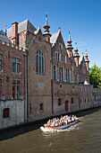 Ausflugsboot auf einem Kanal in der Altstadt,  nahe Brügge, Flandern, Belgien, Europa