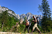 Wandern im Klausbachtal im Nationalpark bei Ramsau mit Mühlsturzhörnern, Berchtesgadener Land, Bayern, Deutschland