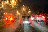 Straßenverkehr, schlechte Sicht bei Regenwetter, Nachtfahrt, Winter, Deutschland