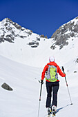 Frau auf Skitour steigt zum Scharnitzsattel auf, Scharnitzsattel, Lechtaler Alpen, Tirol, Österreich