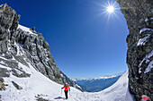 Frau auf Skitour steht im Scharnitzsattel, Scharnitzsattel, Lechtaler Alpen, Tirol, Österreich