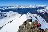 Frau auf Skitour steigt über Felsgrat zur Texelspitze auf, Texelspitze, Pfossental, Schnalstal, Vinschgau, Texelgruppe, Ötztaler Alpen, Südtirol, Italien