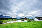 Kapelle mit Bauernhof über kleinem See mit Blick auf Tannheimer Berge, Forggensee, Ammergauer Alpen, Allgäu, Schwaben, Bayern, Deutschland